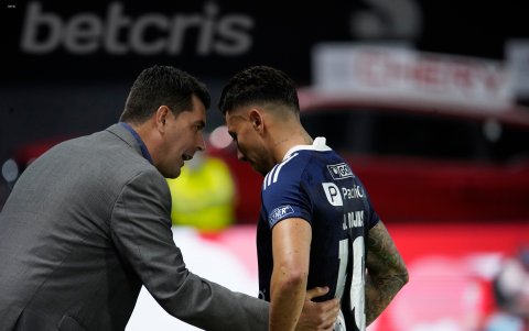 Ismael Rescalvo conversa con Joao Rojas luego de que el jugador azul sufrió la lesión.