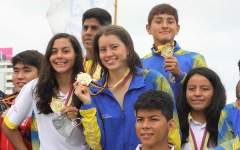 David (atrás) con parte del grupo tricolor que se coronó campeón de la copa.