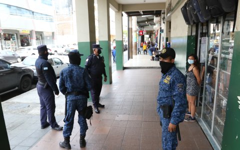 El riguroso control en la bahía mantiene despejadas las aceras, afuera de  negocios.