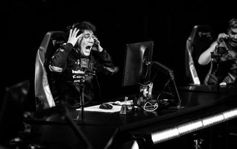 Klaus, argentino miembro de Krü, en la reacción final tras la victoria definitiva.