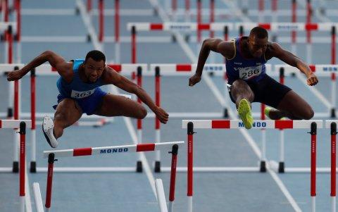 Marcos Morley (i) de Ecuador compite en la prueba de los 110m con vallas en los Juegos Panamericanos Junior