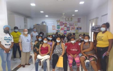 Además de las charlas, las jóvenes acudieron a controles mensuales.