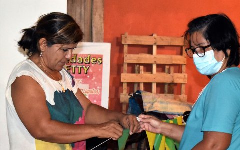 Las residentes de la ciudadela se unen para armar los banderines, previo a que los moradores luego los coloquen sobre los postes.