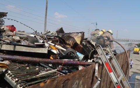 Los bomberos ayudaron a controlar el percance.