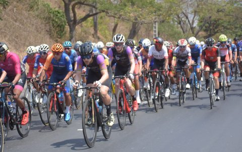 Más de 120 competidores de 14 equipos iniciaron este miércoles la disputa de la prueba.