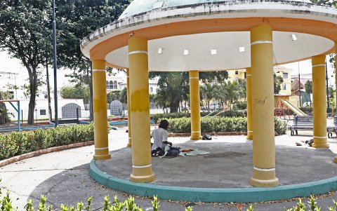 Personas han convertido el parque en su dormitorio