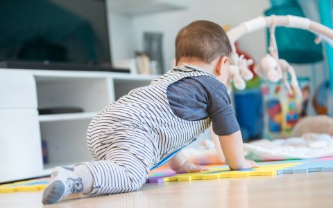 La mayoría de los bebés o niños pequeños tienen piernas arqueadas entre los 18 y 24 meses.