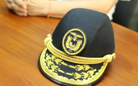 La gorra de Cornejo sobre su escritorio.