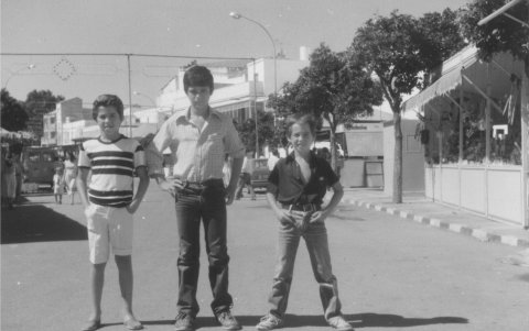 Sanz con sus hermanos.