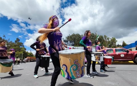 Explotación laboral, discriminación, inseguridad, falta de acceso a educación, salud, alimentos y agua, violencia de género, física y sexual, y trata acechan a diario a las mujeres que habitan o transitan el límite de Ecuador y Colombia.