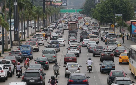Congestionamiento. Desde temprano, todos los carriles de la Pedro Menéndez Gilbert se llenan. Esta es otra ruta problemática de la ciudad.