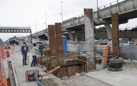 Daño. Interagua dice que el miércoles descubrió el socavamiento debajo del pavimento, producto del rompimiento de una tubería de agua.