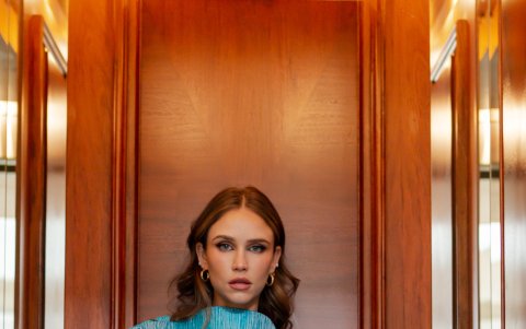 Dani luce un vestido de Cult Gaia de su guardarropa.