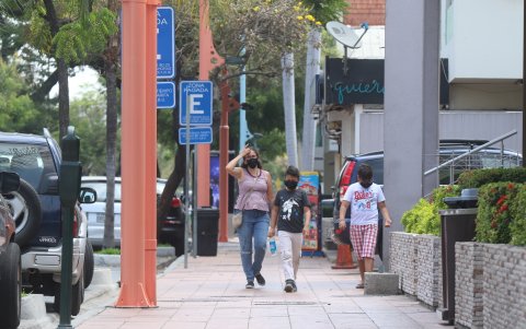 Los postes.Laura Gómez cuestiona que se pinten postes y murales en la ciudad, cuando son evidentes una serie de necesidades..