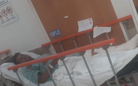 Imagen de uno de los hermanos ecuatorianos Martínez Rosero en una casa de salud e México, tras el volcamiento de un tráiler donde viajaban con más de 150 migrantes.