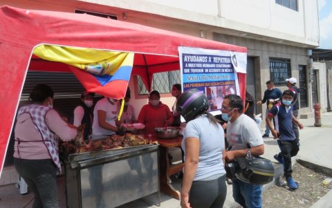 Los familiares de los dos hermanos realizaron una venta de platos de hornado cerca del mercado Bolívar Chiriboga, de Riobamba, para recaudar fondos.