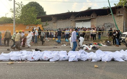 Fotografía de los cuerpos de fallecidos en la zona del accidente de un camión donde viajaban migrantes el 9 de diciembre de 2021, en el municipio Chiapa de Corzo, estado de Chiapas. (México).
