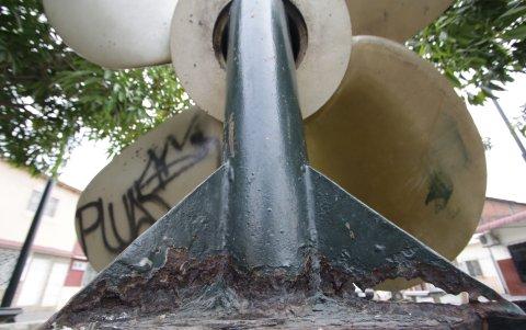 En la calle Leonidas Plaza, entre 10 de Agosto y Clemente Ballén, la enorme hélice  con la que todas las familias se fotografiaban, ha quedado en el olvido. Sus bases están con huecos y oxidadas..