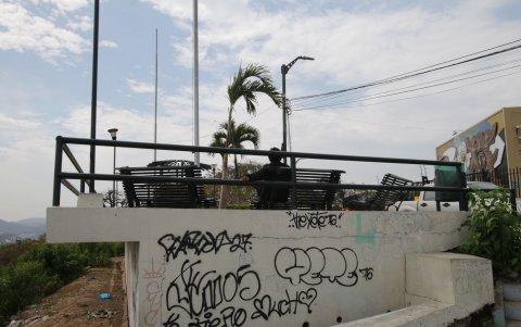 En el cerro del Carmen, frente a Ecuavisa, las paredes del mirador están llenas de grafitis y hasta de palabras obscenas.  Los visitantes reclamen aire fresco y la regeneración de sus escalones.