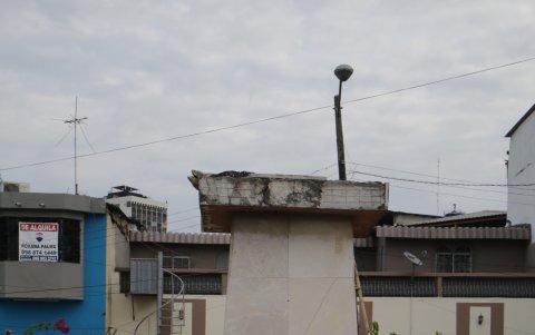 A un costado de la avenida Delta, en el barrio Orellana,  los habitantes extrañan el busto del teniente Hugo Ortiz. Lamentan el estado de la base que lo sostenía. La placa ha quedado en nada..