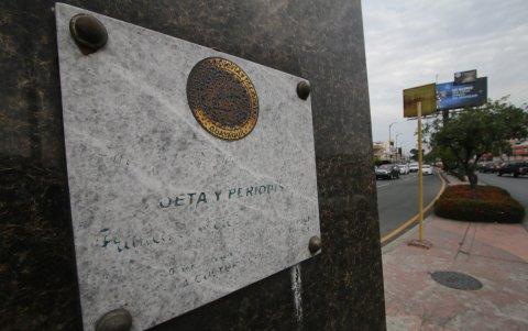Este es el estado de la placa del busto del periodista Francisco Pérez Febres Cordero, en la avenida Del Periodista. Incluso, las esculturas que acompañan el bien se están descascarando y oxidando.