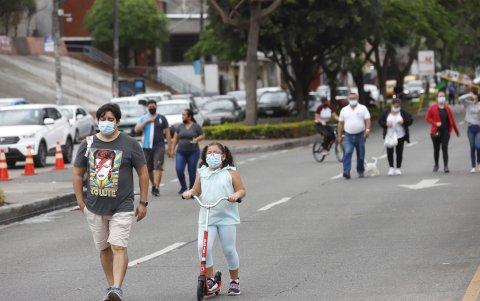 Decenas de familias salieron a caminar por la avenida Isidro Ayora, norte de la ciudad.