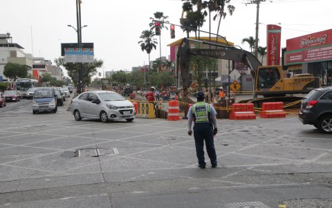 Es común ver el tránsito pesado cerca de los locales comerciales, donde actualmente se ejecutan arreglos en las calles.