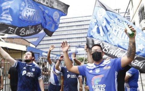 Hinchas de Emelec, esperando el partido.