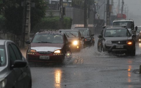 La Av. Carlos Julio Arosemena también sufrió inundaciones con consecuencias en el tránsito vehicular.