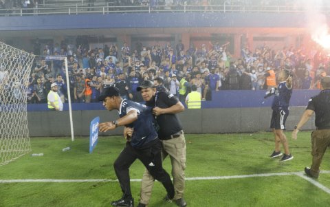 Los hinchas no respetaron todas las normas de bioseguridad exigidas.