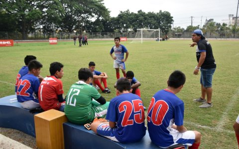 Kevin escucha atento las indicaciones del entrenador de Tronver, sub-14, Jorge Solms.