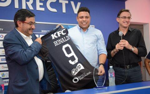 Santiago Morales (i), directivo de Independiente, y Michel Deller (d), mentalizador del proyecto, junto al exjugador Ronaldo, en una visita al país.