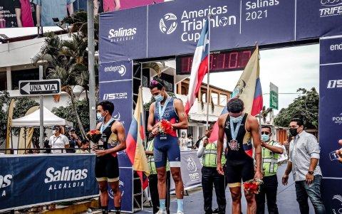 Los ecuatorianos Gabriel Terán, segundo (i) y Armando Matute, tercero (d), tuvieron también presencia en el podio de la Copa Panamericana de Triatlón. El primero fue medalla de plata al cronometrar 54 minutos y 21 segundos, apenas 5 segundos más que el chileno Gaspar Riveros, campeón. Matute hizo 54 minutos con 34 segundos.