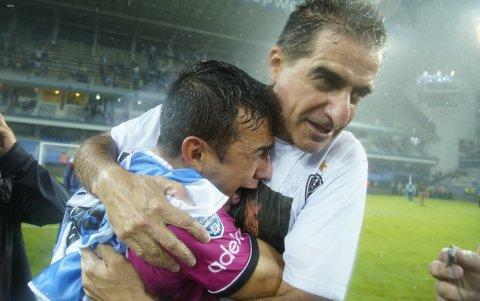 El portugués Renato Paiva (d), entrenador de Independiente del Valle, durante la celebración del cetro.
