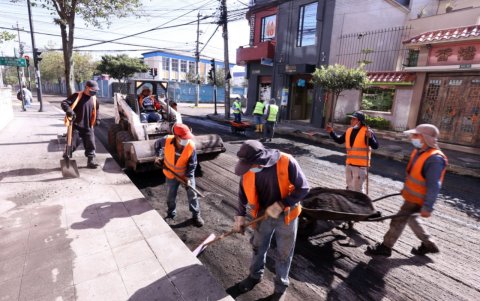 Los trabajadores deben retirar la carpeta asfáltica que está deteriorada. Luego de la remoción colocan el nuevo asfalto caliente en las vías para que quede uniforme.