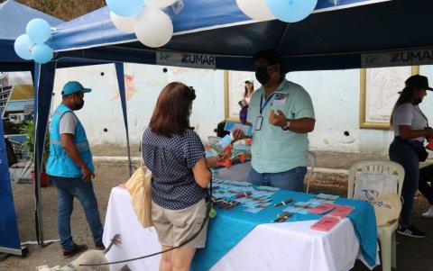Charla. En la feria participaron moradores de la zona.
