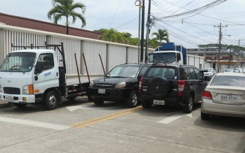 El ingreso a la ciudadela, por el lado de la avenida José María Egas, está limitado, ya que los camiones se parquean en la vía y la obstaculizan.
