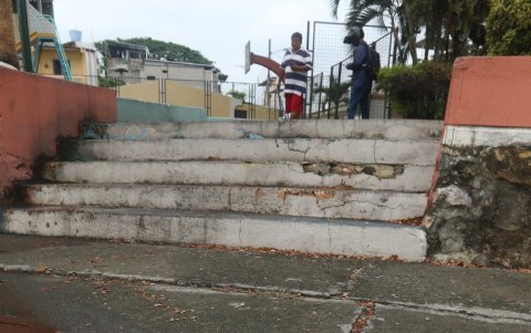 La basura es otro de los problemas en la ciudadela Brisas del Río. Los desechos tapan las alcantarillas.