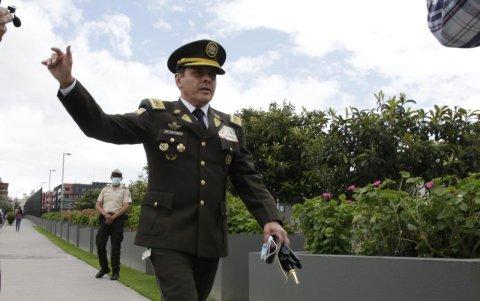 Posición. El general Víctor Araus llegó a la Embajada de Estados Unidos y salió de inmediato de esa legación.