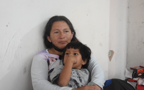 Reina Pineda, vendedora ambulante y su nieto Emiliano.