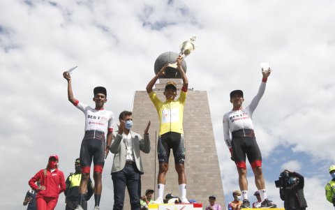 El ganador de la Vuelta al Ecuador 2021, Steven Haro (Team Pichincha), escoltado por Anderson Paredes (i) y Byron Guamá (d), ciclistas del Team Best PC.