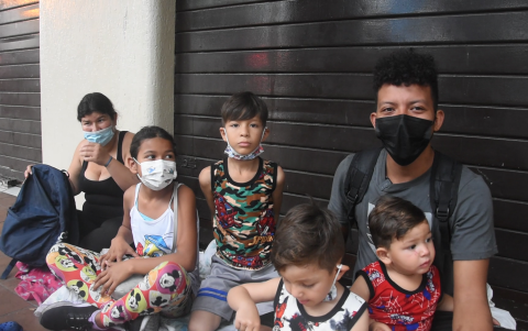 Familia venezolana en condición de calle.