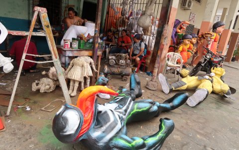 Los monigotes gigantes son ofertados entre 120 y 90 dólares. Los comerciantes temen perder la inversión.