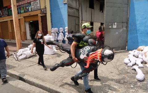 Ayer, pocos compradores recorrían para adquirir un monigote en la 6 de Marzo.