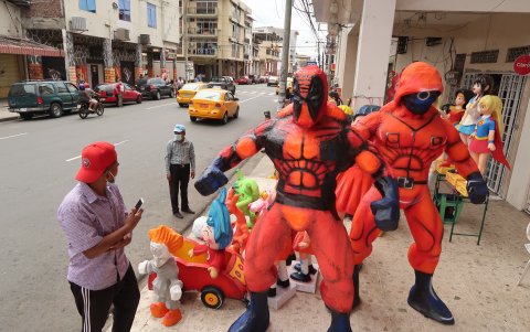 Calamar. Los monigotes que más llaman la atención y que, hasta el martes se vendían como pan caliente en la calle 6 de Marzo, son los del Juego de Calamar (los soldados y la muñeca).