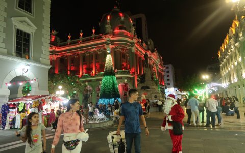 Los visitantes aseguran que al haber tanta iluminación y gente caminando en la Plaza de la Administración, sienten seguridad. El miedo a que te roben, es casi nulo, piensan.