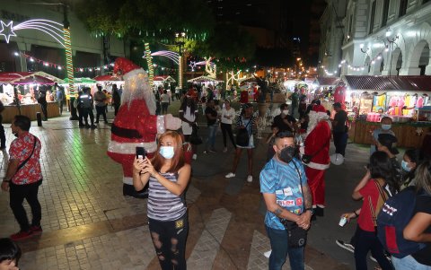 Las familias recorren el lugar, a diario, hasta las 22:00.