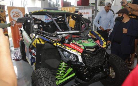 El vehículo de Guayasamín lleva los colores de la bandera ecuatoriana.