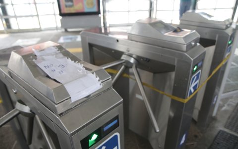 Torniquetes. Los daños en estos equipos impiden una mejor fluidez de los pasajeros al momento de entrar o salir de las paradas.
