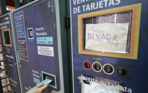 Máquina. Los cajetines para comprar tarjetas o realizar recargas tampoco sirven. Los usuarios deben pedir ayuda a otros para entrar al paradero.